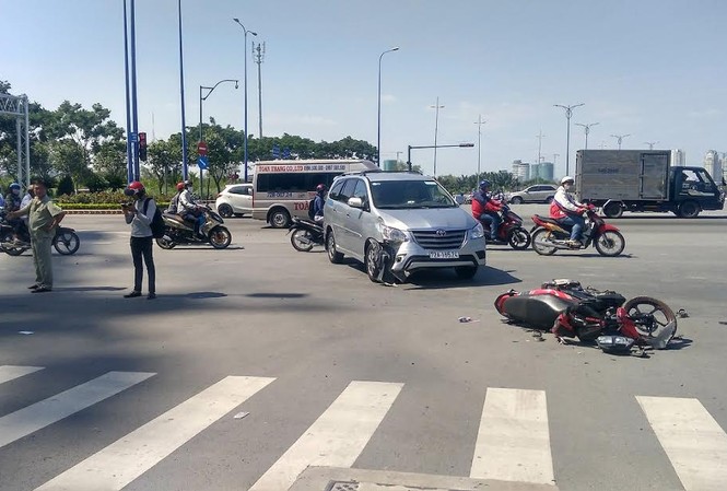 Xe máy va chạm với ô tô tại giao lộ, hai người trọng thương Hiện trường tai nạn.