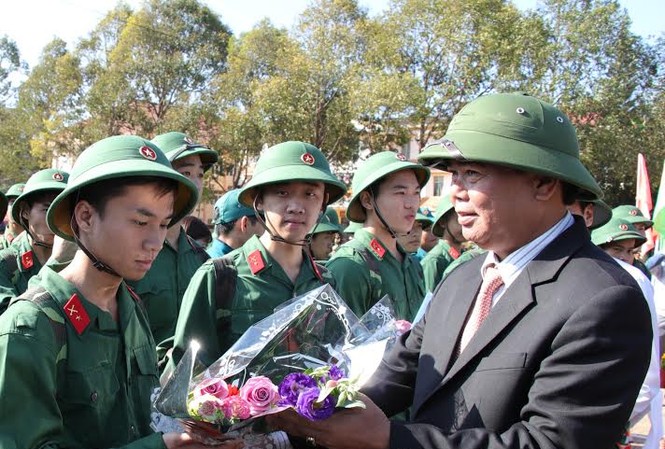 Hơn 3000 thanh niên lên đường bảo vệ tổ quốc Lãnh đạo tỉnh tặng hoa thanh niên nhập ngũ
