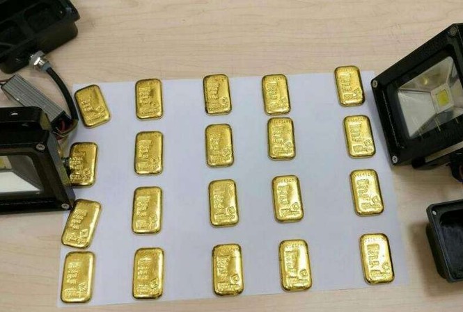Giấu 12 miếng vàng trong trực tràng để qua mắt hải quan sân bay Số vàng hải quan tịch thu của đối tượng buôn lậu.