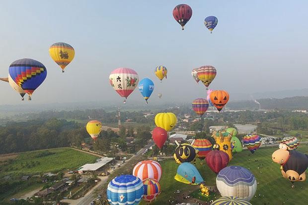 22 cặp đôi trao lời hẹn thề trên khinh khí cầu trong ngày Valentine 22 cặp đôi trên khắp Thái Lan cùng trao lời hẹn thề trăm năm giữa không trung trên khinh khí cầu.