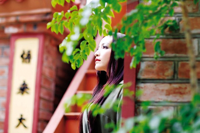Diễn viên Linh Nga vượt qua “giông bão” nhờ... đạo Phật Linh Nga thăm lại ngôi chùa Hoàng Ân, nơi từng “dạy” cô chữ Nhẫn. Ảnh: Dương Đỗ