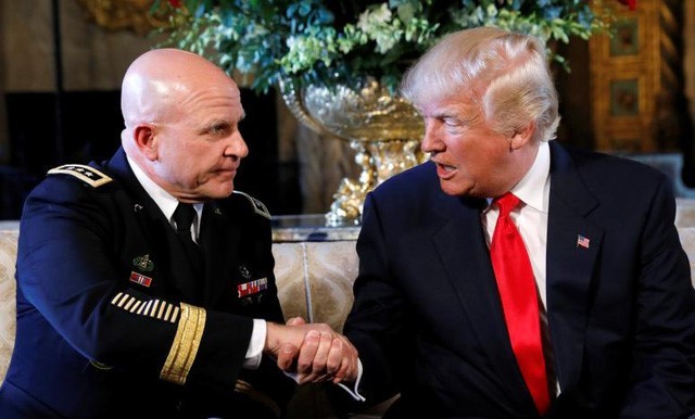Cố vấn an ninh mới có quan điểm khác Donald Trump Tổng thống Mỹ Donald Trump bắt tay tướng Herbert Raymond McMaster sau khi khi công bố quyết định bổ nhiệm tân cố vấn an ninh quốc gia Mỹ ở Florida hôm 20/2. Ảnh: Reuters.