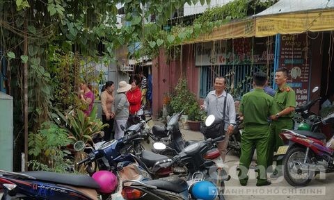 Nguyên nhân vụ vợ chồng tử vong trong căn nhà khóa kín ở Sài Gòn Con hẻm dẫn vào ngôi nhà vợ chồng ông L. được phong tỏa - Ảnh: Tuấn Thành