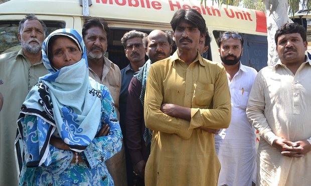 20 người bị tra tấn, sát hại dã man tại đền thờ Pakistan Người thân các nạn nhân chờ đợi bên ngoài bệnh viện. Ảnh: AFP/Getty