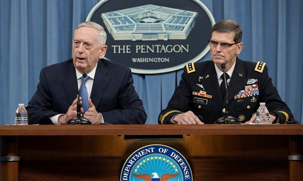 Bộ trưởng Quốc phòng Mỹ lần đầu lên tiếng vụ tấn công Syria James Mattis, bên trái, nhiều lần phủ nhận việc lật đổ Assad. Ảnh: EPA