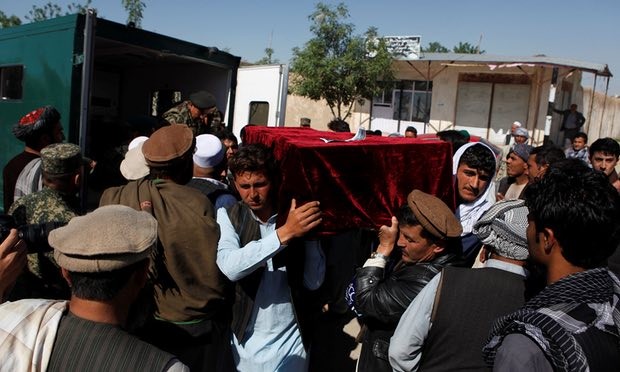 Người dân Afghanistan mất niềm tin vào chính phủ sau vụ Taliban Thân nhân mang quan tài của một trong những nạn nhân thiệt mạng trong vụ tấn công vào căn cứ quân sự ở Mazar-i-Sharif. Ảnh: Reuters