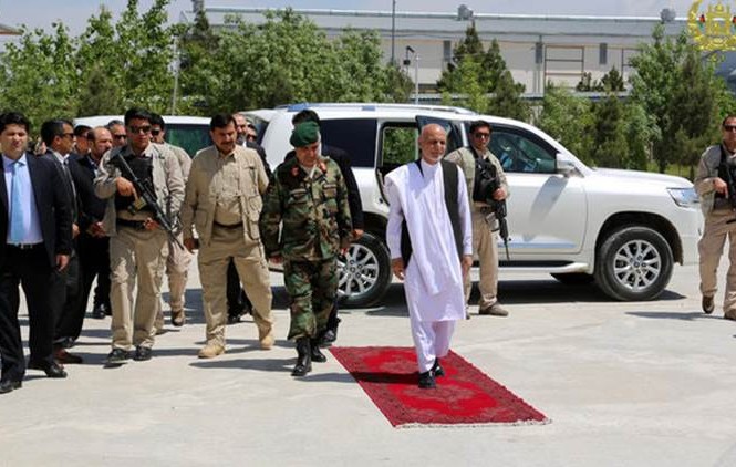 Lãnh đạo quân đội Afghanistan từ chức hàng loạt sau vụ Taliban tấn công Tổng thống Afghanistan Ashraf Ghani thăm căn cứ quân sự Mazar-i-Sharif sau vụ tấn công của Taliban. Ảnh: AP