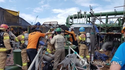Nổ xưởng đóng tàu, 4 công nhân thiệt mạng Đội cứu hộ làm việc tại hiện trường vụ nổ. Ảnh: Yonhap