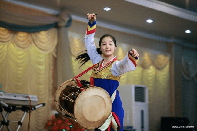 Những nữ nhân viên xinh đẹp và bí ẩn bên trong nhà hàng Triều Tiên Một nữ nhân viên phục vụ tại nhà hàng Triều Tiên ở nước ngoài biểu diễn điệu múa truyền thống. Ảnh: Iamjssue