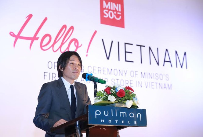 Miniso và tham vọng ở Việt Nam Ông Miyake Jyunya trả lời các nhà báo về xuất xứ của thương hiệu- thực chất là Nhật Bản hay Trung Quốc.