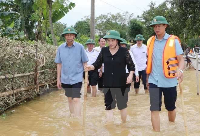 Chủ tịch Quốc hội lội nước tới thăm hỏi nhân dân vùng lũ Hà Tĩnh Chủ tịch Quốc hội Nguyễn Thị Kim Ngân đi thị sát tại xã Đức Hưng, huyện Vũ Quang vẫn đang ngập trong lũ. (Ảnh: Trọng Đức/TTXVN)