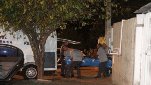 Xả súng tiệc năm mới ở Brazil, 11 người chết Thi thể một nạn nhân được đưa đi ở Campinas. Ảnh: FolhaPress