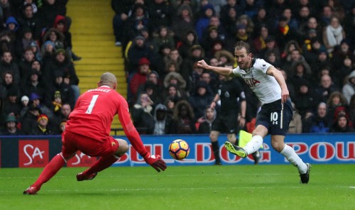 Tottenham đẩy Man City khỏi top 4 Harry Kane mở tỷ số với cú vẩy mũi giày điệu nghệ. Ảnh: Reuters.