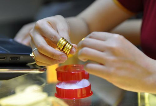 Những điểm cần lưu ý khi mua vàng ngày Thần tài Các sản phẩm chế tác từ vàng ngày càng phong phú, phục vụ nhu cầu tích trữ, cầu may của người dân.