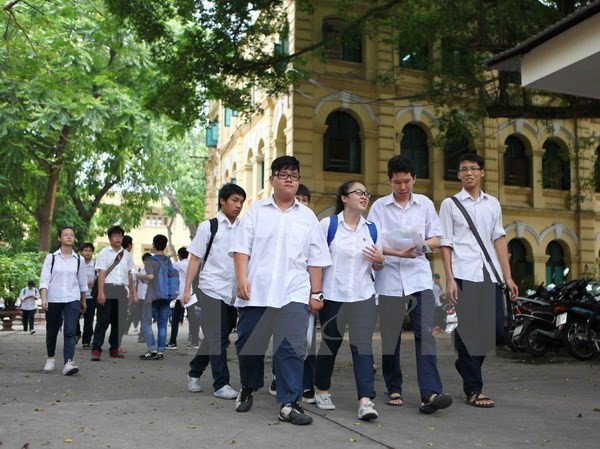 Gần 70% học sinh Hà Nội có thể vào lớp 10 hệ công lập Các thí sinh trao đổi bài sau khi hoàn thành môn Toán tại Hội đồng thi Trường THPT Việt Đức (Hà Nội). (Ảnh: Quý Trung/TTXVN)