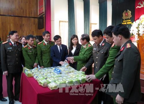 Biểu dương các đơn vị bắt giữ ma túy tại tỉnh Nam Định Gần 45 kg ma túy tổng hợp dạng “đá”, 30 bánh heroin đã được Công an tỉnh Nam Định thu giữ. Ảnh: Văn Đạt/TTXVN