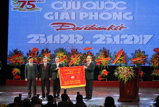 Kỷ niệm 75 năm thành lập báo Đại Đoàn kết Chủ tịch UB T.Ư MTTQVN Nguyễn Thiện Nhân trao bằng khen cho báo Đại Đoàn Kết.
