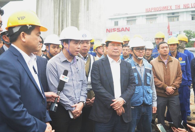 Tháng 9, khai thác thử tuyến đường sắt Cát Linh - Hà Đông Phó Thủ tướng Trịnh Đình Dũng kiểm tra việc thi công đường sắt đô thị Hà Nội.