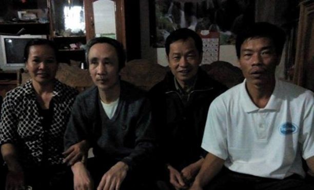 Tử tù Hàn Đức Long được trả tự do sau 11 năm bị giam Ông Hàn Đức Long (thứ 2 từ trái sang) cùng gia đình. Ảnh FB LS. N.G.Trai