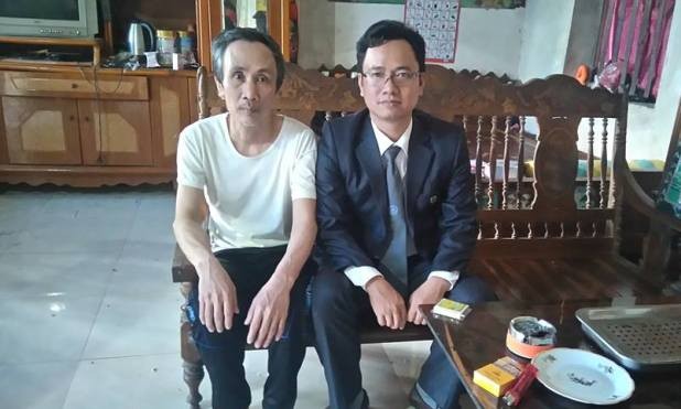 Ông Hàn Đức Long đề nghị sớm được xin lỗi công khai Ông Hàn Đức Long (trái) và luật sư Ngô Ngọc Trai.