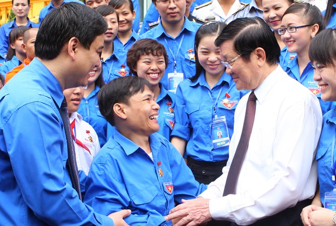 Chủ tịch nước: Thanh niên cần tự giác học tập tấm gương Bác Hồ Chủ tịch nước Trương Tấn Sang tiếp các đại biểu thanh niên tiên tiến. Ảnh: Xuân Tùng