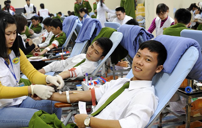 Tuổi trẻ Tổng cục Chính trị CAND chia sẻ giọt máu hồng Đông đảo cán bộ, đoàn viên thanh niên Tổng cục Chính trị CAND tham gia hiến máu