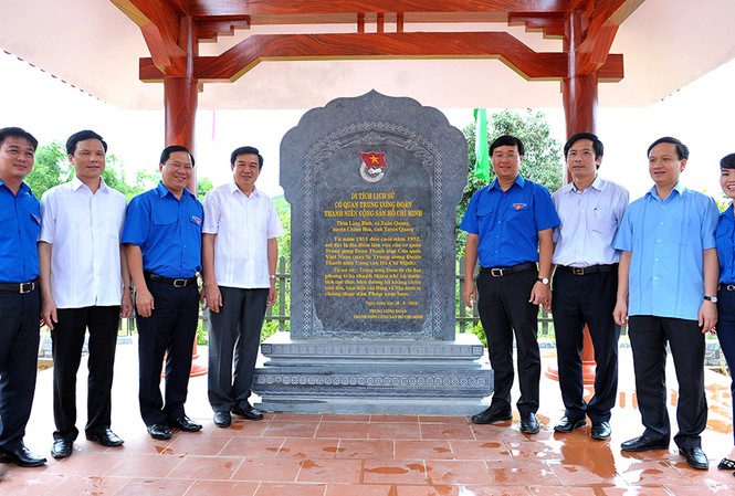 Khánh thành Bia di tích lịch sử cơ quan T.Ư Đoàn Bí thư thứ nhất T.Ư Đoàn Lê Quốc Phong, Phó Bí thư thường trực Tỉnh ủy Tuyên Quang Nguyễn Hồng Thắng và các đại biểu chụp ảnh lưu niệm bên bia di tích lịch sử cơ quan T.Ư Đoàn