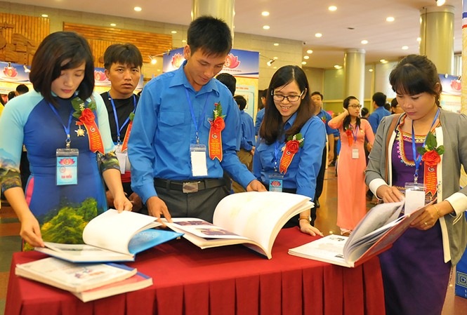 Rộn ràng triển lãm thanh niên tiên tiến làm theo lời Bác Rộn ràng triển lãm thanh niên tiên tiến làm theo lời Bác
