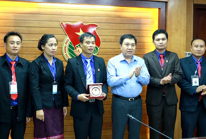 Bí thư TƯ Đoàn tiếp học viên lớp bồi dưỡng cán bộ thanh niên Lào Bí thư thường trực T.Ư Đoàn Nguyễn Mạnh Dũng (thứ 4 từ trái sang) tặng quà lưu niệm cho đoàn học viên lớp ồi dưỡng cán bộ Đoàn Thanh niên NDCM Lào