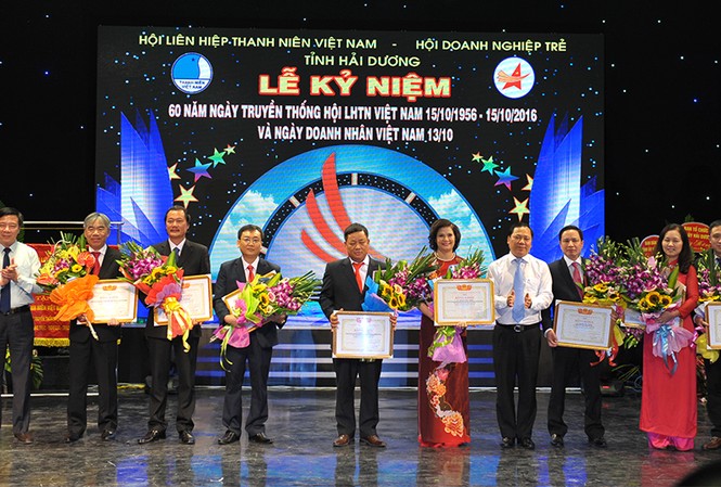 Khen thưởng doanh nhân trẻ tiêu biểu có thành tích trong công tác Hội Bí thư T.Ư Đoàn, Chủ tịch T.Ư Hội LHTN Việt Nam Nguyễn Phi Long tặng khen cho 10 doanh nhân trẻ Hải Dương tiêu biểu