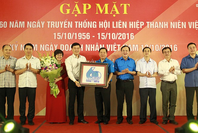 T.Ư Hội LHTN Việt Nam gặp mặt cán bộ làm công tác Hội các thời kỳ Anh Lê Quốc Phong – Bí thư thứ nhất T.Ư Đoàn tặng hoa và quà chúc mừng Hội LHTN Việt Nam nhân kỷ niệm 60 năm