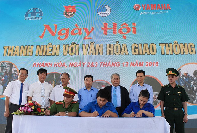 Tuổi trẻ Khánh Hòa hưởng ứng ngày hội văn hóa giao thông 2016 Đại diện các đơn vị huyện, thị, thành đoàn và đoàn trực thuộc ký kết bảo đảm trật tự an toàn giao thông