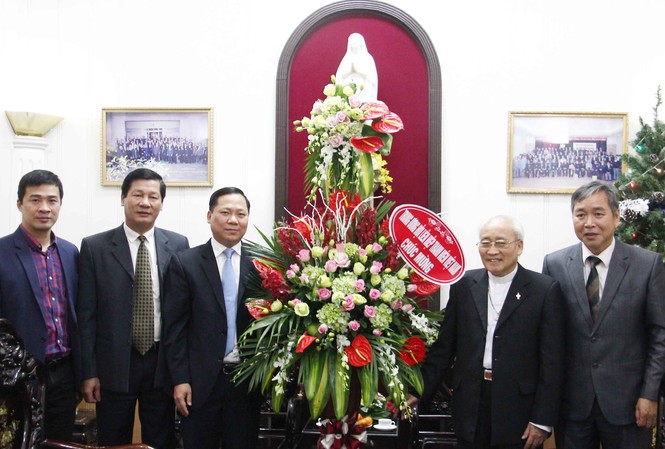 T.Ư Hội LHTN Việt Nam chúc mừng Giáng sinh Anh Nguyễn Phi Long, Bí thư T.Ư Đoàn, Chủ tịch T.Ư Hội LHTN Việt Nam (thứ ba từ trái sang) tặng hoa chúc mừng tới các chức sắc, chức việc, linh mục và toàn thể thanh niên Tôn giáo cả nước nhân dịp Giáng sinh.