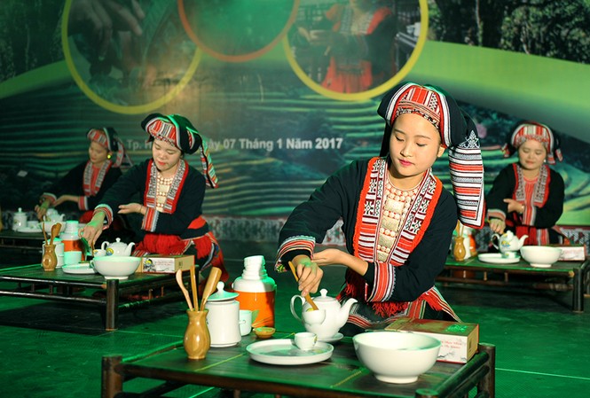 Thiếu nữ Dao khoe sắc đêm hội thưởng trà hữu cơ - Organic Thiếu nữ Dao khoe sắc đêm hội thưởng trà hữu cơ - Organic