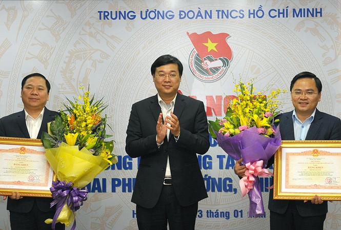 Các cá nhân, tập thể cơ quan T.Ư Đoàn nhận Bằng khen của Thủ tướng Chính phủ Bí thư thứ nhất T.Ư Đoàn Lê Quốc Phong (giữa ảnh) trao tặng bằng khen của Thủ tướng Chính phủ cho anh Nguyễn Phi Long - Bí thư T.Ư Đoàn, Chủ tịch T.Ư Hội LHTN Việt Nam và anh Nguyễn Anh Tuấn - Bí thư T.Ư Đoàn