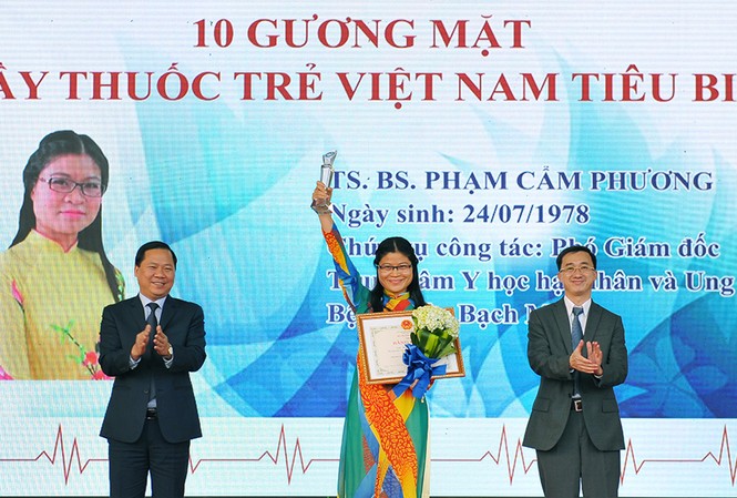Vinh danh 10 thầy thuốc trẻ tiêu biểu toàn quốc năm 2016 Bí thư T.Ư Đoàn, Chủ tịch T.Ư Hội LHTN Việt Nam Nguyễn Phi Long và Chủ tịch T.Ư Hội Thầy thuốc Việt Nam Trần Văn Thuấn khen thưởng cho Thấy thuốc trẻ Việt Nam tiêu biểu năm 2016