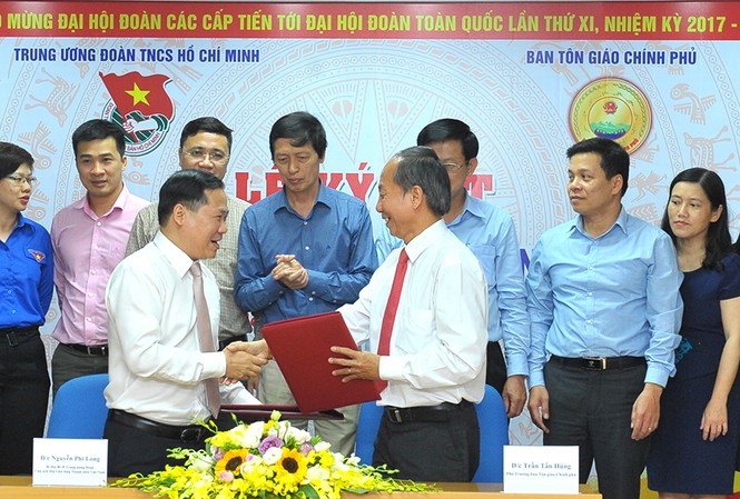 T.Ư Đoàn và Ban Tôn giáo Chính phủ ký kết hợp tác giai đoạn 2017-2022 Bí thư T.Ư Đoàn, Chủ tịch T.Ư Hội LHTN Việt Nam Nguyễn Phi Long và Phó trưởng Ban Tôn giáo Chính phủ Trần Tấn Hùng ký kết chương trình. Ảnh: Xuân Tùng