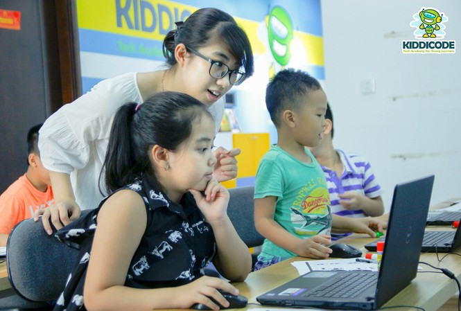Từ nữ sinh CNTT đến Giám đốc dự án dạy IT cho trẻ em Ngay khi còn là sinh viên, Phương Nga đã thường xuyên tham gia các hoạt động liên quan đến dạy và học IT cho trẻ em như là một trong các thành viên BGK cuộc thi lập trình Toàn quốc dành cho trẻ em. Sau khi hoàn thành chương trình học, Phương Nga cùng nhóm