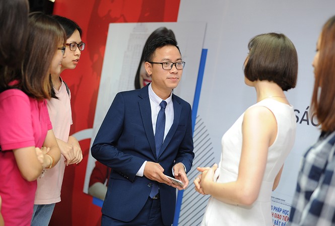 Chàng trai tự học đạt điểm tuyệt đối IELTS Writing chia sẻ bí quyết học tiếng Anh Vũ Hải Đăng (áo đen) trao đổi tại chương trình