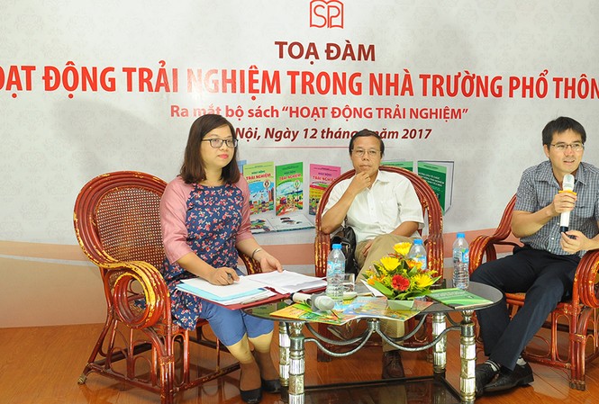 Học sinh 'tụt' năng lực nếu chỉ được học qua sách vở Các vị khách mời chia sẻ tại buổi tọa đàm “Hoạt động trải nghiệm trong nhà trường phổ thông”.