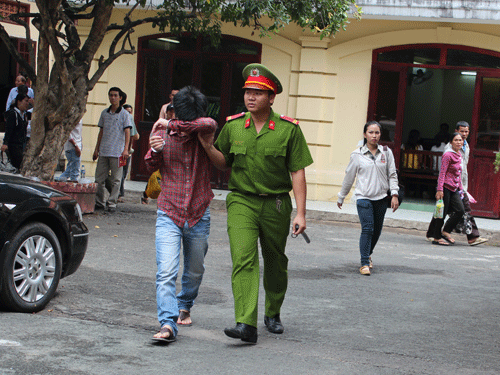 Thuê phòng trọ, hiếp dâm con chủ nhà Thuê phòng trọ, hiếp dâm con chủ nhà