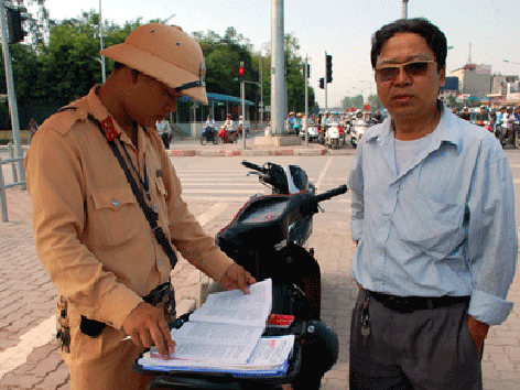 “Doạ” cảnh sát giao thông sẽ bị phạt tới 5 triệu đồng “Doạ” cảnh sát giao thông sẽ bị phạt tới 5 triệu đồng