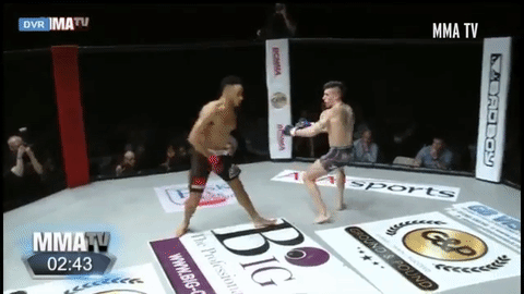 Võ sĩ kiêu căng bị hạ knock-out vì vừa thi đấu vừa nhảy Võ sĩ kiêu căng bị hạ knock-out vì vừa thi đấu vừa nhảy