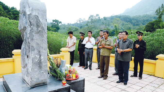 Bên Bác lòng ta trong sáng hơn Anh Lê Văn Lợi (thứ 2 hàng đầu từ phải sang) thắp hương trước bia tưởng niệm liệt sĩ Phạm Văn Lộc tại Khuôn Tát, xã Phú Đình, huyện Định Hóa (17/8/2014). ảnh: Đồng Khắc Thọ