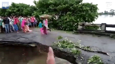 Video sốc: Cầu sập, hai mẹ con bị lũ cuốn mất dạng Khoảnh khắc kinh hoàng gia đình Ấn Độ bị rơi do cầu sập.