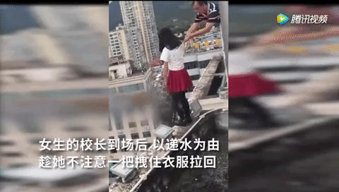 Thót tim giây phút hiệu trưởng vờ đưa nước, cứu học sinh định nhảy lầu