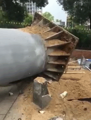 Cột quảng cáo khổng lồ ‘bật gốc’ trong lúc gió mạnh, nhiều ôtô bẹp dí - ảnh 1