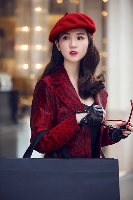 Ngọc Trinh diện áo 200 triệu đồng dạo chơi Paris - ảnh 2