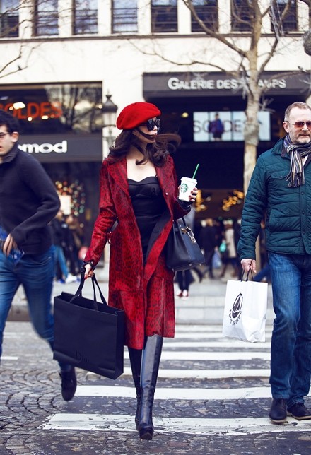Ngọc Trinh diện áo 200 triệu đồng dạo chơi Paris - ảnh 4