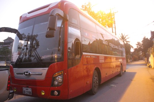 Vây bắt xe khách biển số Lào nghi chở gỗ lậu - ảnh 1